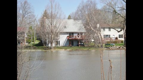 A home in Lake In The Hills