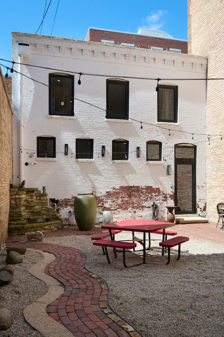 1320 N lasalle Street 1R