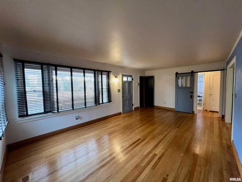 Tiny photo for 1508 E WALNUT Street, Carbondale, IL 62902 (MLS # EB460740)