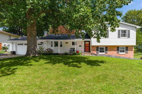 Photo of 2327 Salem Court, Bettendorf, IA 52722 (MLS # 12690755)