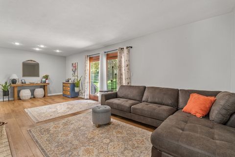 Tiny photo for 2327 Salem Court, Bettendorf, IA 52722 (MLS # 12690755)