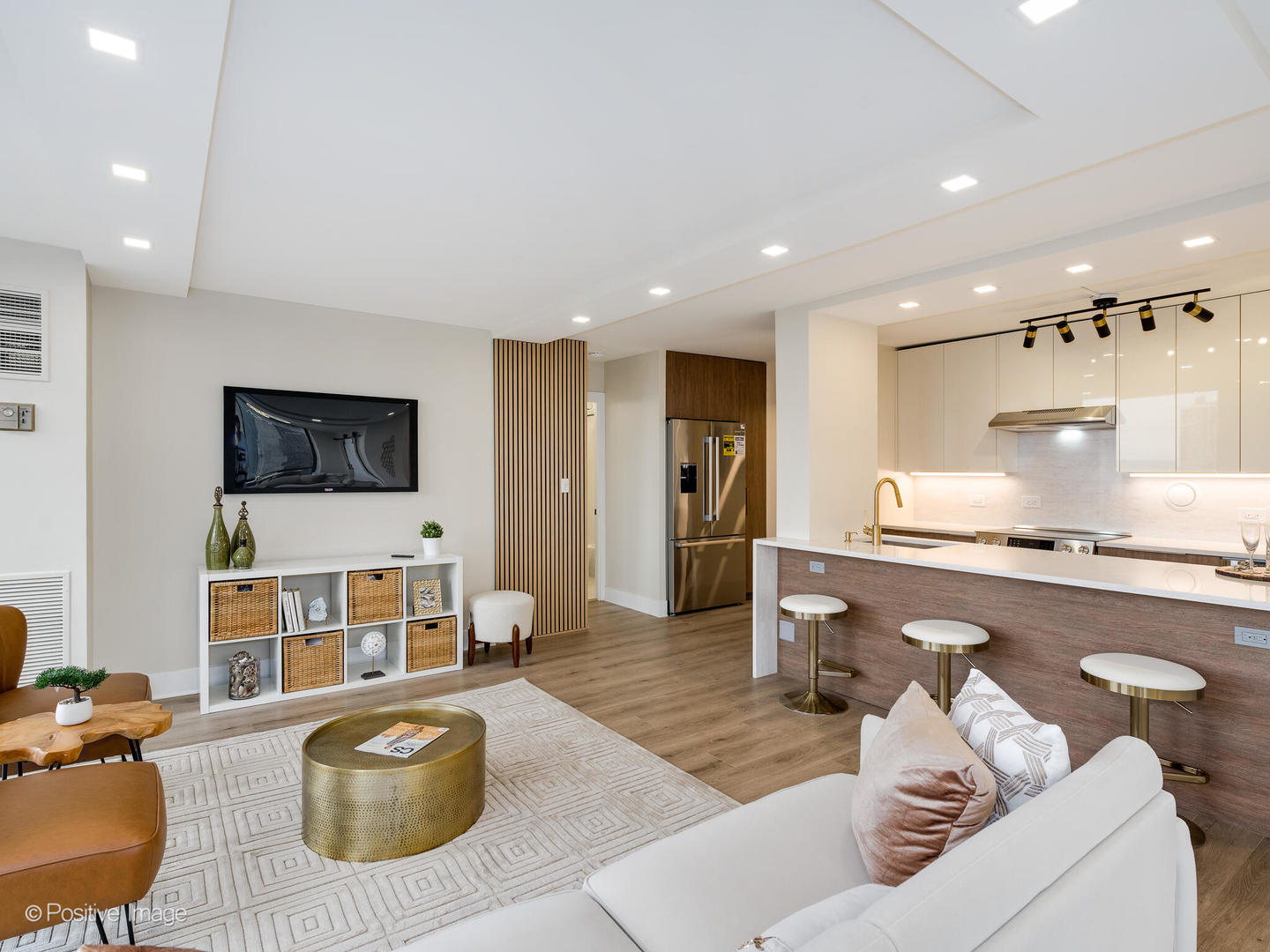 345 W Fullerton Parkway 2108