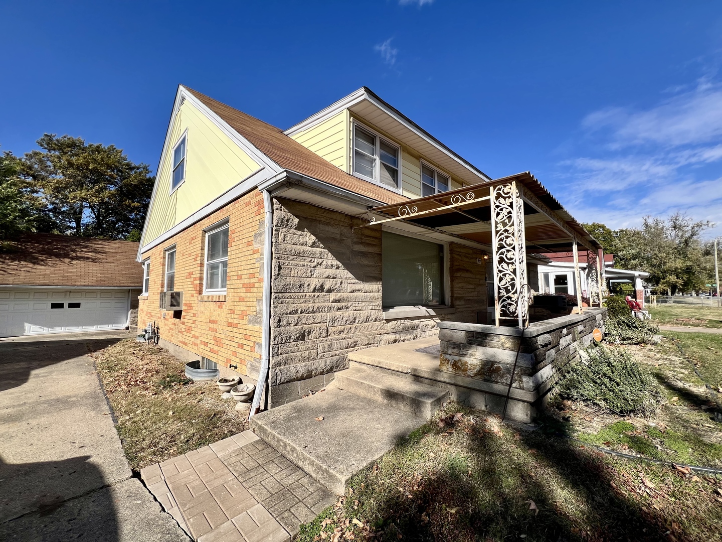 977 N Oakland Avenue