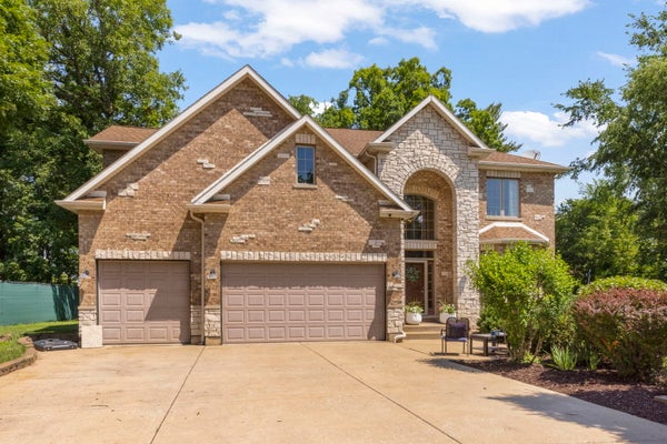 34W624 COURIER AVE, SAINT CHARLES, IL 60174 - Image 33569904f41aa27f2faa2f01cd5fedca/2350550836