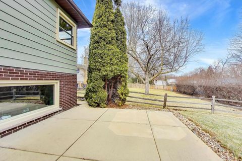 Tiny photo for 909 S Waverly Place, Mount Prospect, IL 60056 (MLS # 12620159)