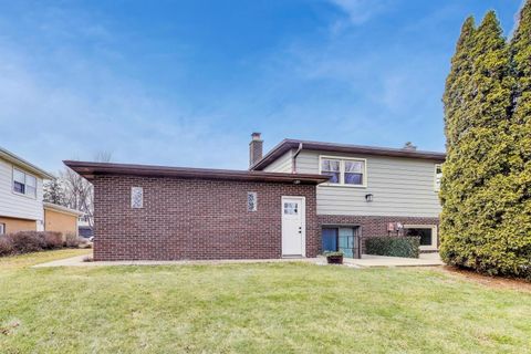 Tiny photo for 909 S Waverly Place, Mount Prospect, IL 60056 (MLS # 12620159)