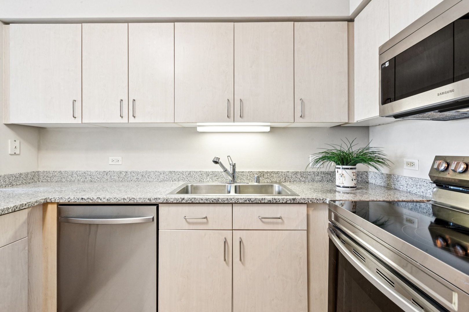 Chicago, Illinois 60611, United States, 1 Bedroom Bedrooms, ,1 BathroomBathrooms,Residential,Active,211157