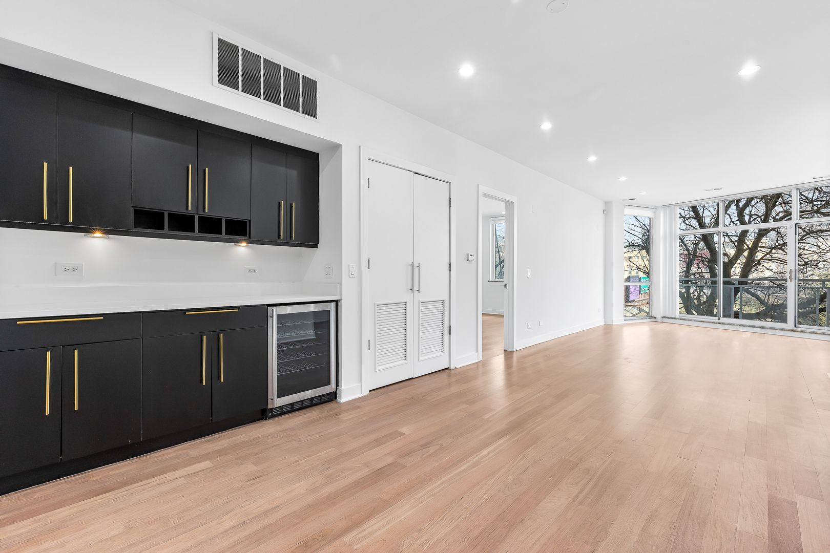 914 W Hubbard Street 105