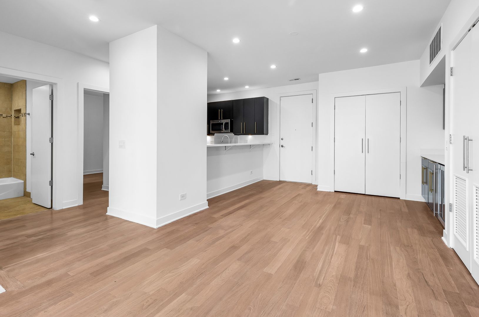 914 W Hubbard Street 105