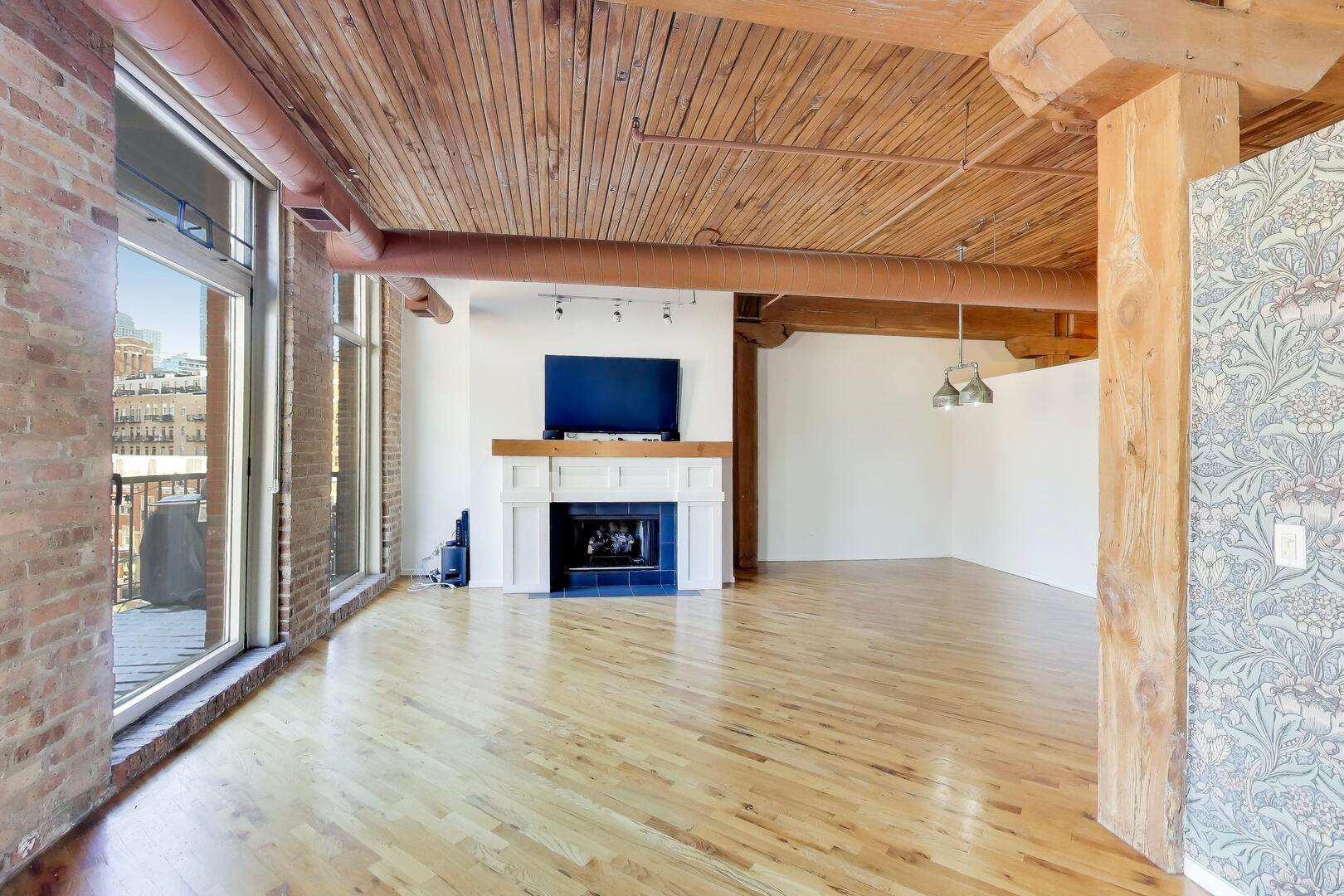 550 N Kingsbury Street 512