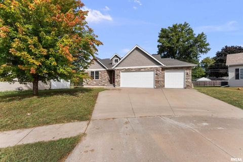 Photo of 2714 W 66TH Street, Davenport, IA 52806 (MLS # QC4267762)