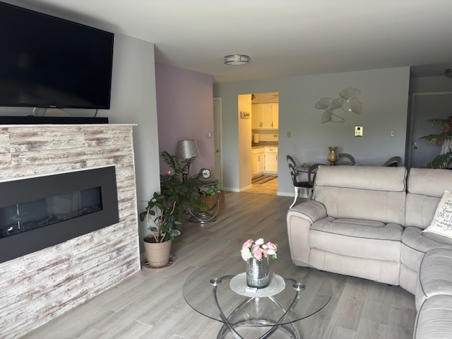 Lombard, Illinois 60148, United States, 2 Bedrooms Bedrooms, ,2 BathroomsBathrooms,Residential,Active,209816