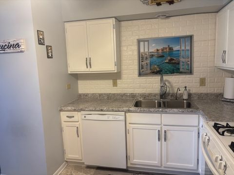Tiny photo for 1133 S Finley Road #410, Lombard, IL 60148 (MLS # 12471299)