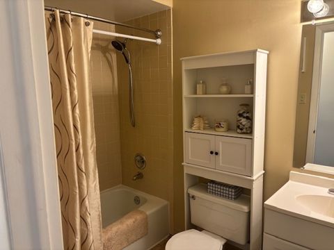 Tiny photo for 1133 S Finley Road #410, Lombard, IL 60148 (MLS # 12471299)