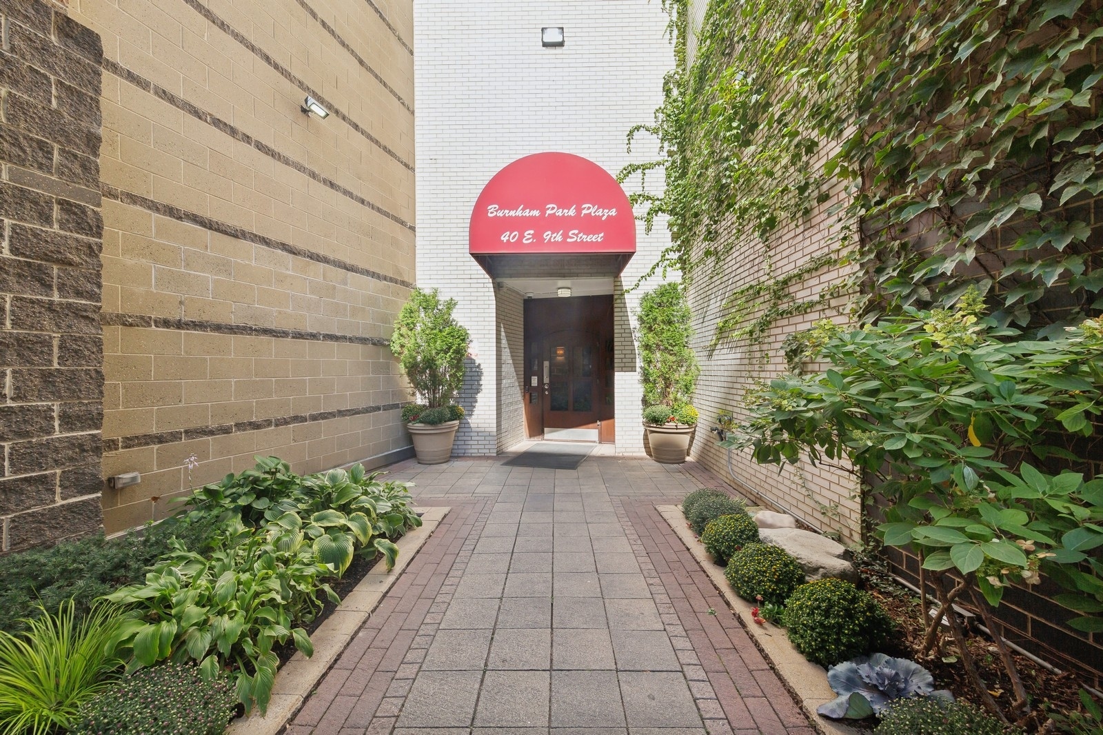 40 E 9th Street 802