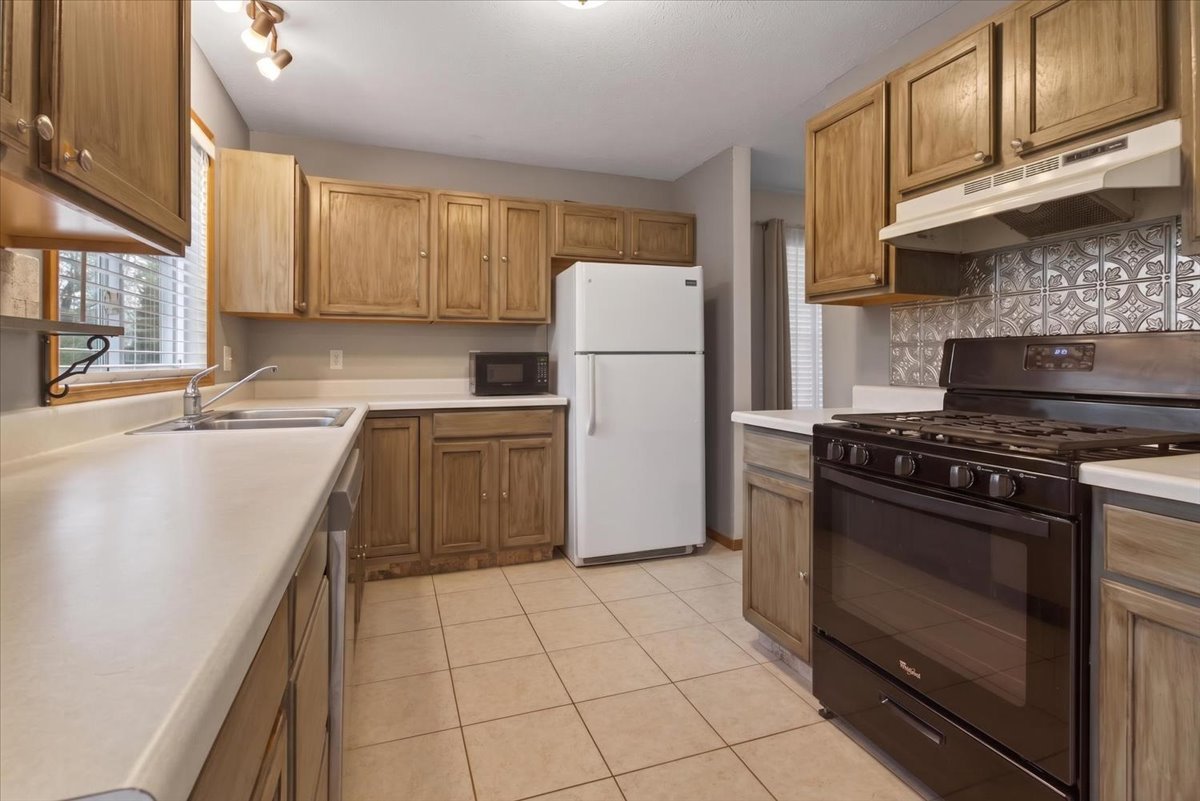1109 Candlewick Drive