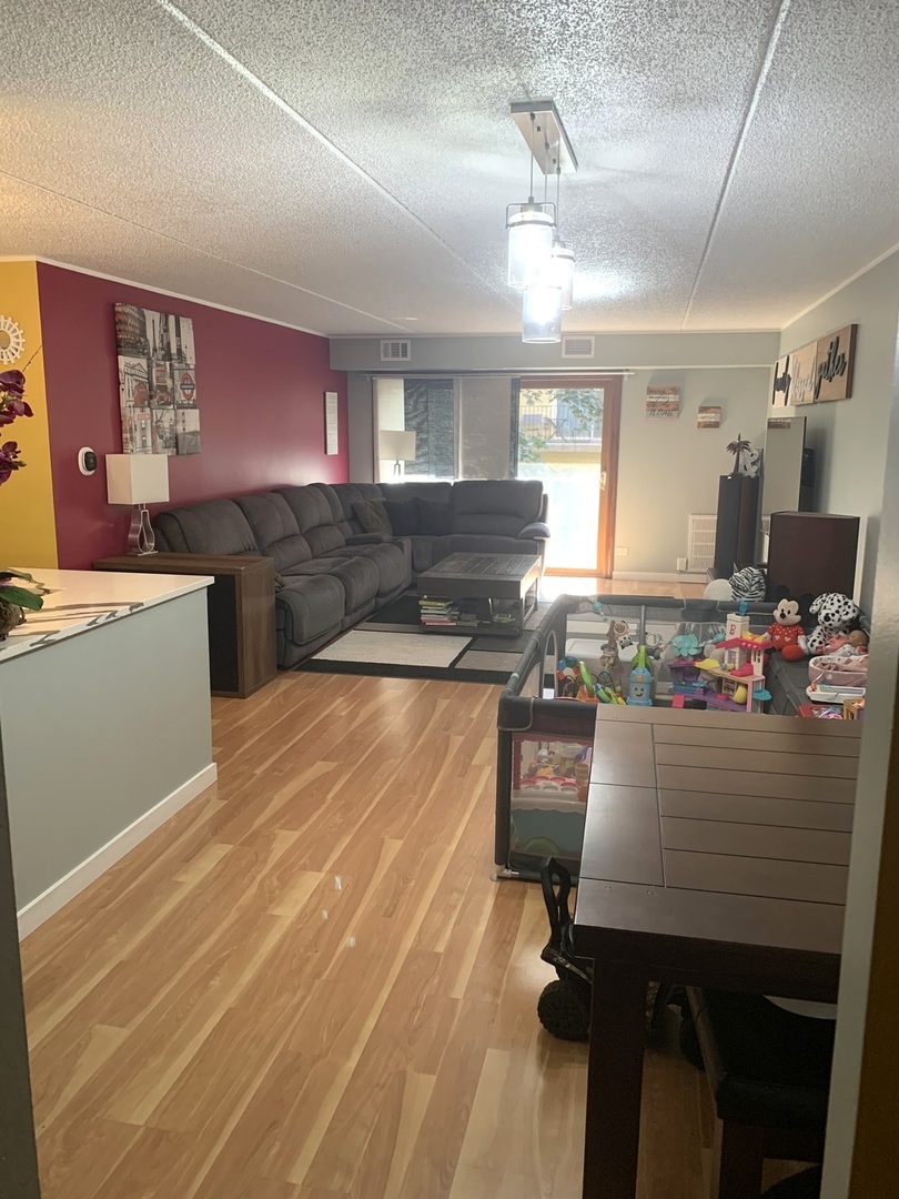 6430 W Belle Plaine Avenue 202
