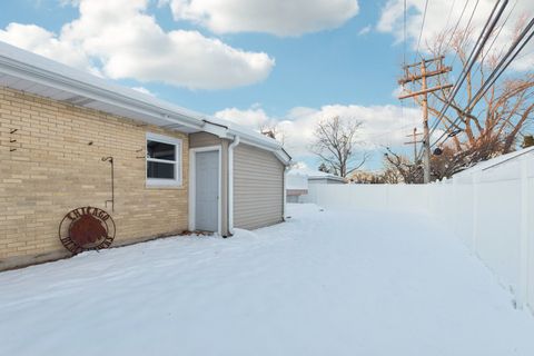 Tiny photo for 2945 S Scott Street, Des Plaines, IL 60018 (MLS # 12528347)