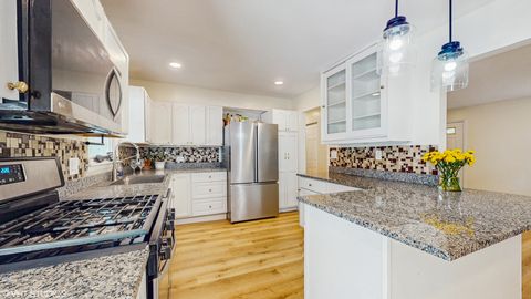Tiny photo for 16051 W Des Plaines Drive, Libertyville, IL 60048 (MLS # 12467508)