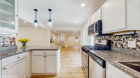 Tiny photo for 16051 W Des Plaines Drive, Libertyville, IL 60048 (MLS # 12467508)