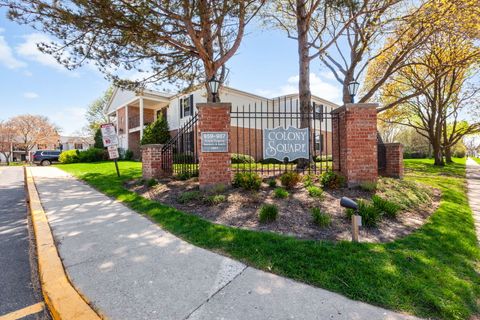 Tiny photo for 987 Golf Course Road #8, Crystal Lake, IL 60014 (MLS # 12626178)