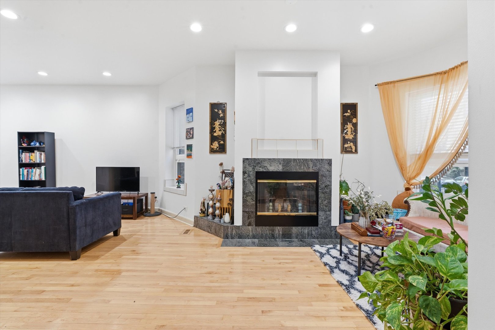 5739 N Winthrop Avenue 1