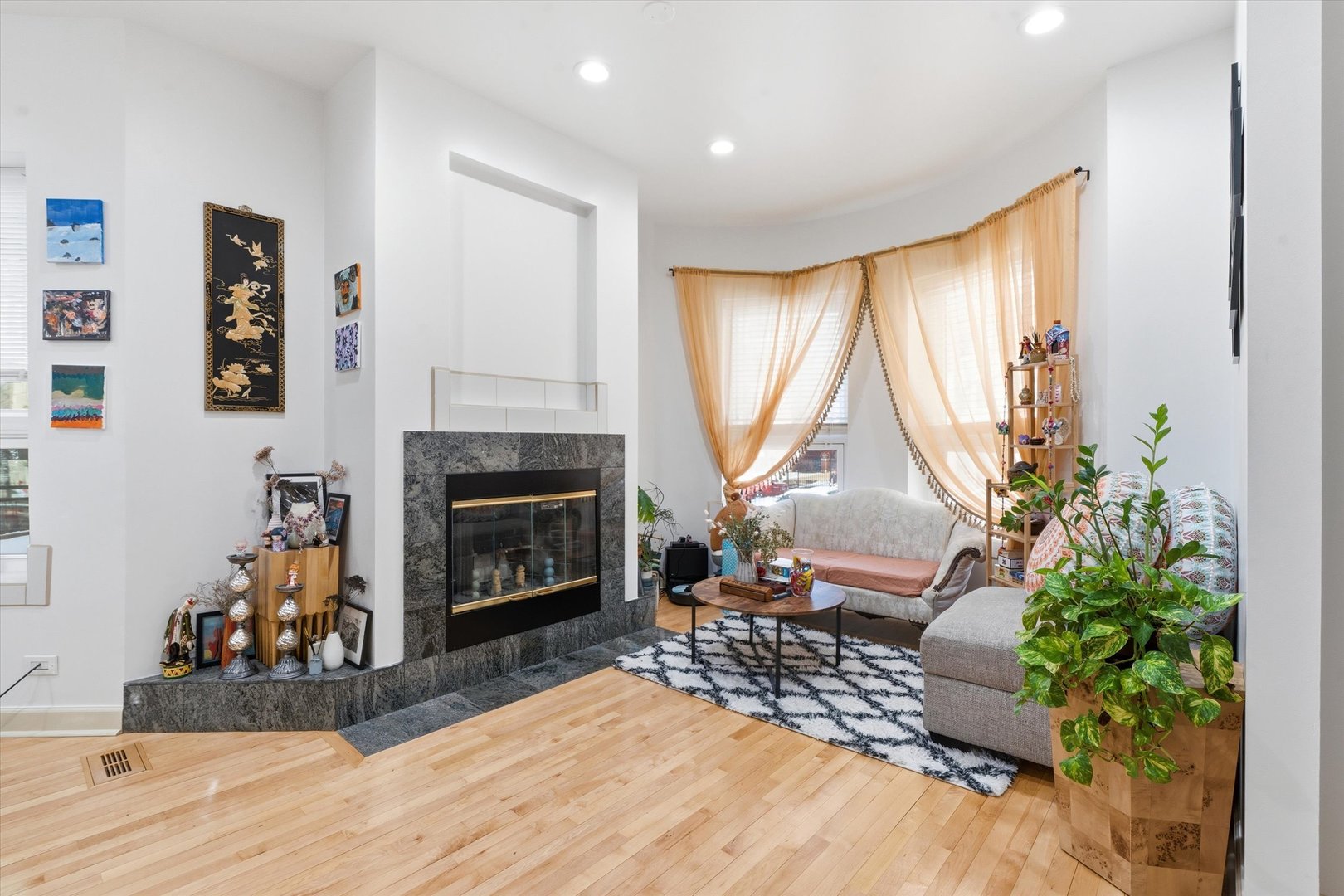 5739 N Winthrop Avenue 1