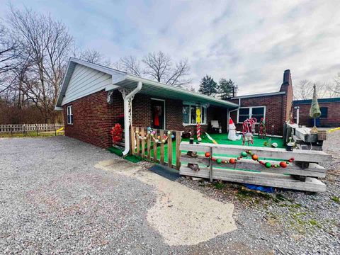 Tiny photo for 2403 E main Street, West Frankfort, IL 62896 (MLS # 100000127)