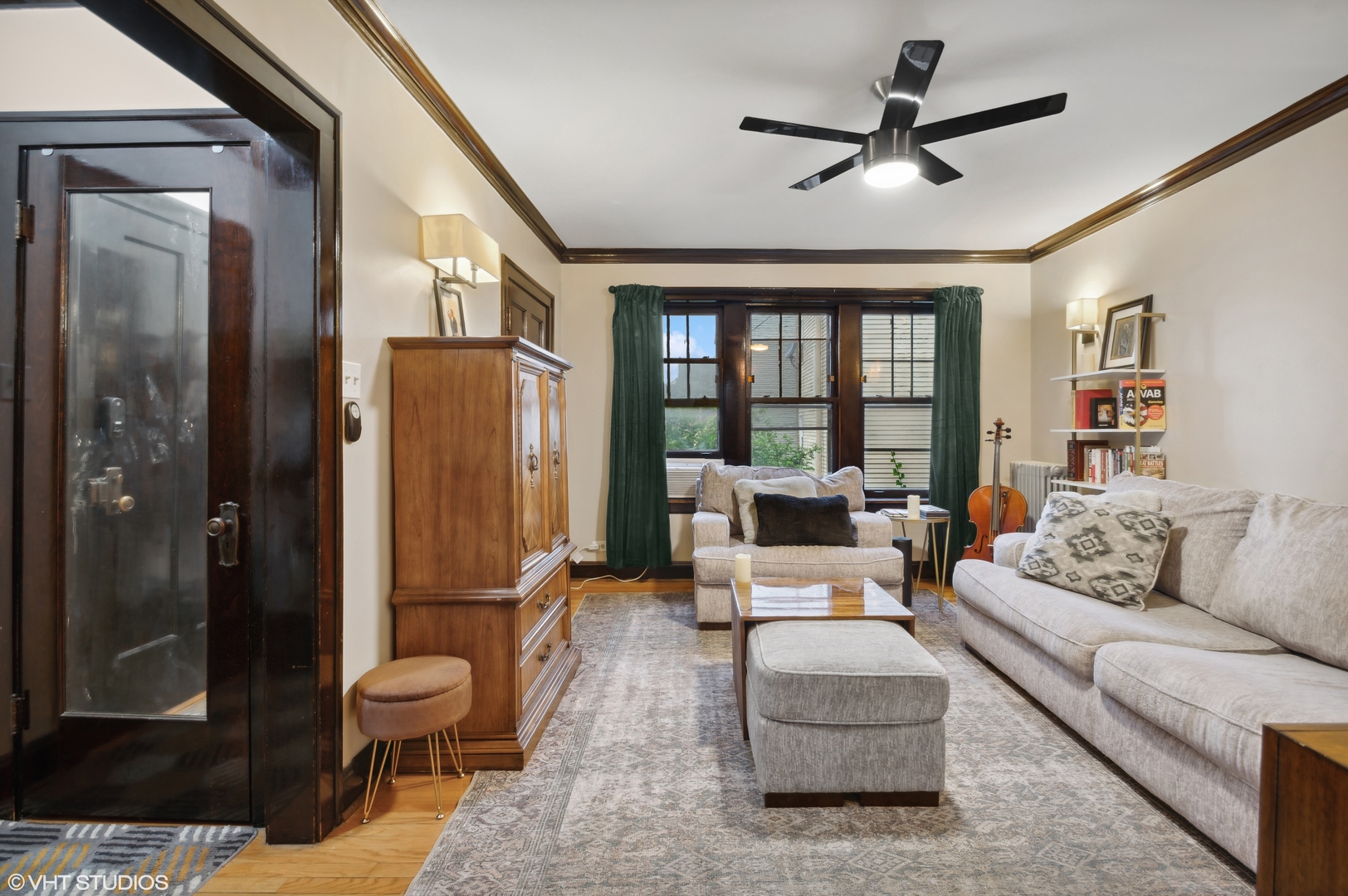 2017 W Farragut Avenue 1
