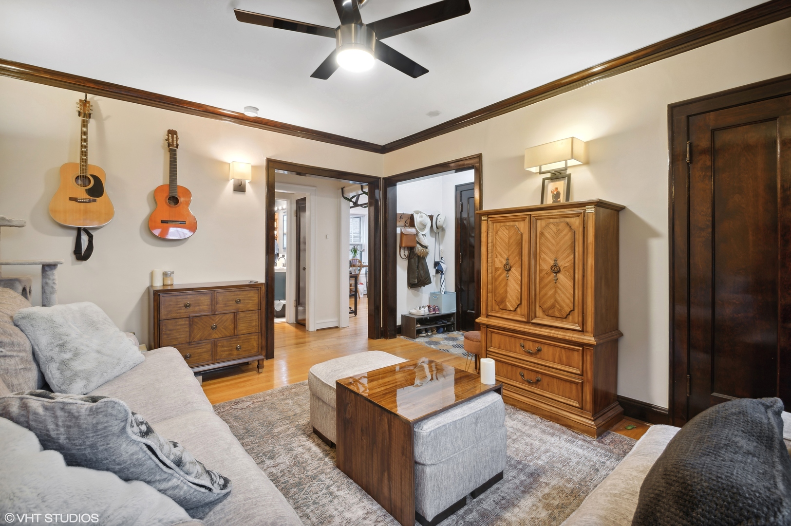 2017 W Farragut Avenue 1