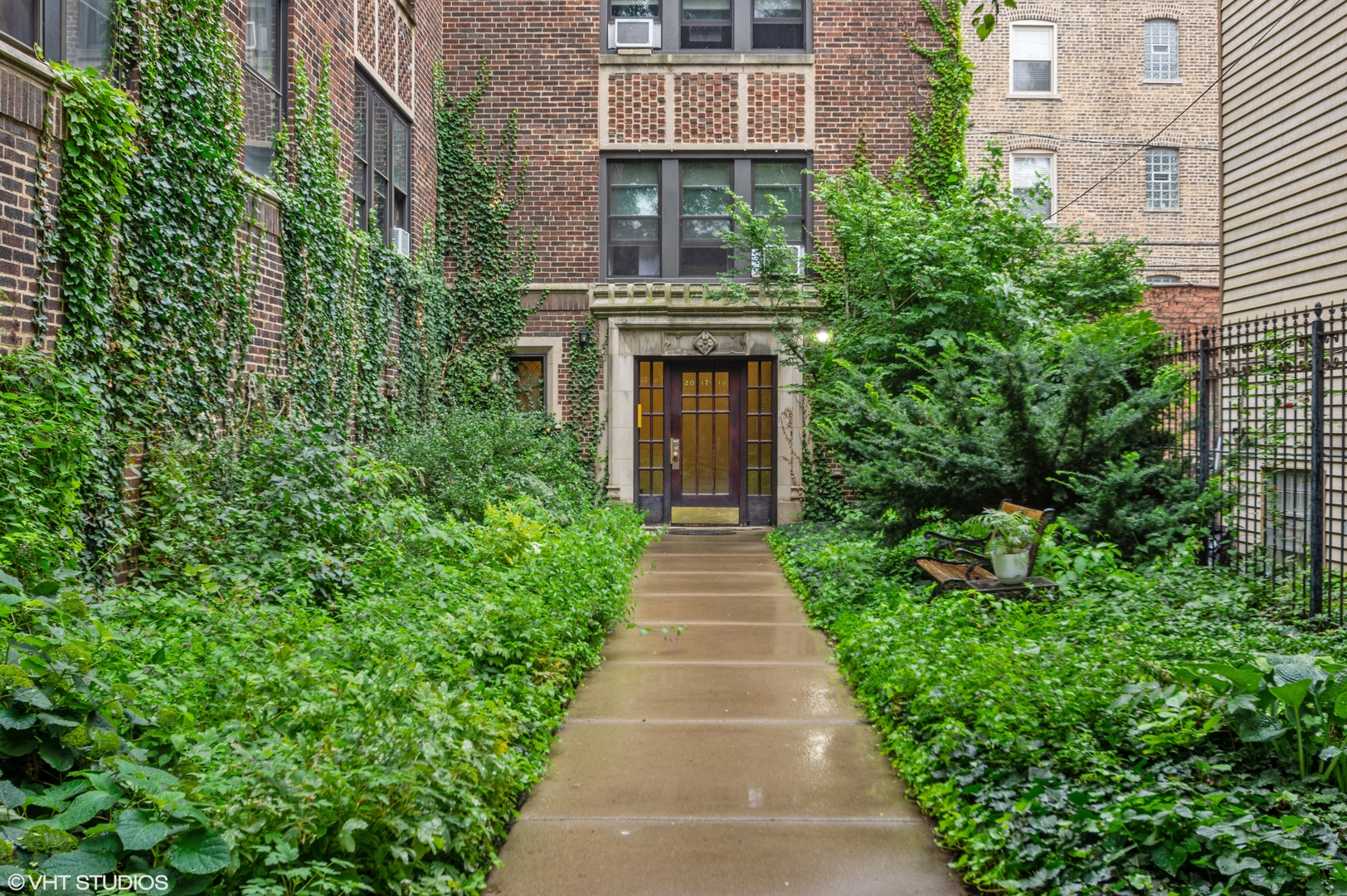 2017 W Farragut Avenue 1