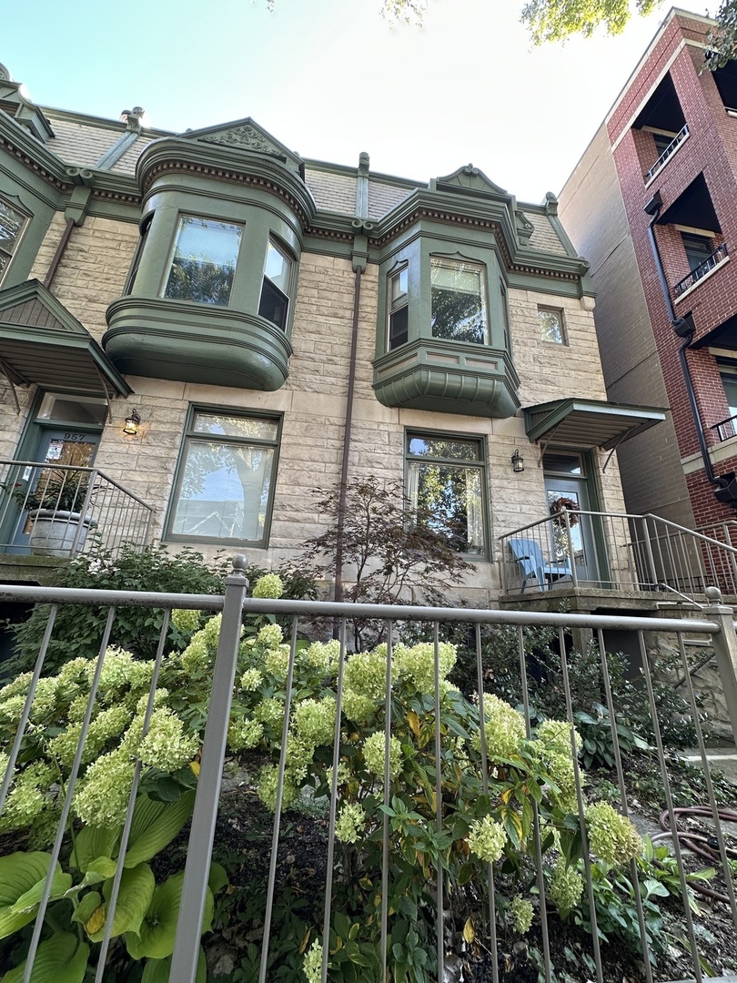 957 W Montana Street 1W