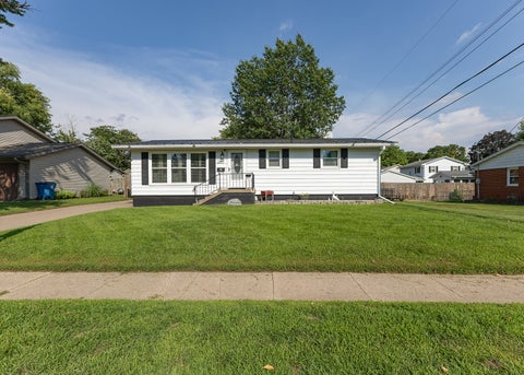 Photo of 1412 Hiawatha Lane, Camanche, IA 52730 (MLS # 12740158)