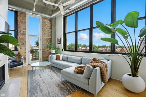 Tiny photo for 1601 W SCHOOL Street #302, Chicago, IL 60657 (MLS # 12432467)