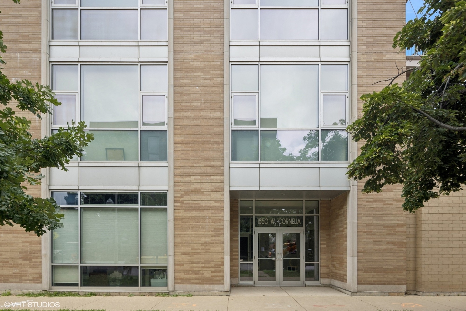 1550 W Cornelia Avenue 404