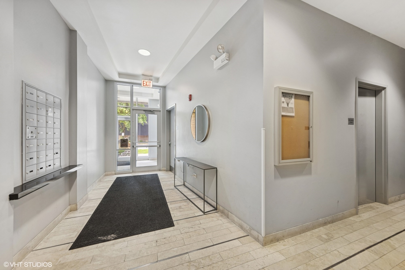 1550 W Cornelia Avenue 404