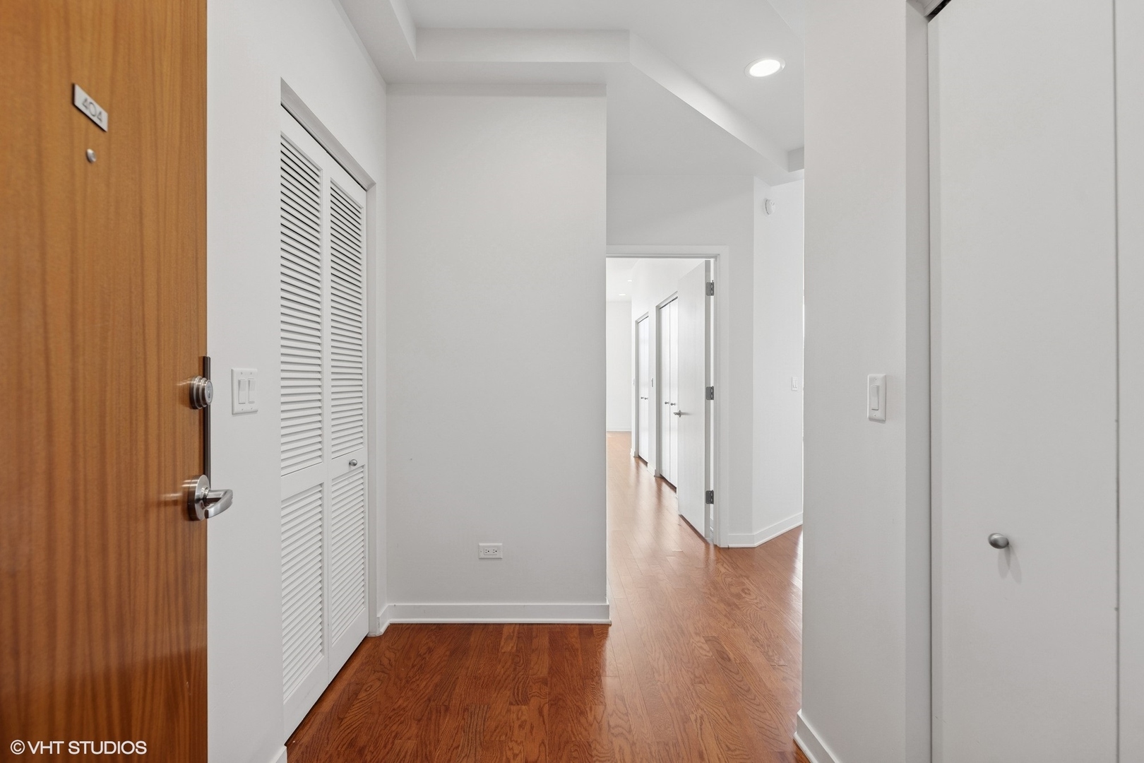1550 W Cornelia Avenue 404
