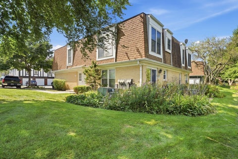 Tiny photo for 761 Garfield Avenue #B, Libertyville, IL 60048 (MLS # 12762535)