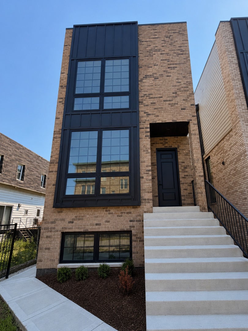 513 W 28th Place