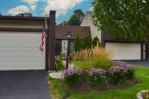 Photo of 8 Westwood Drive, Indian Head Park, IL 60525 (MLS # 12736846)