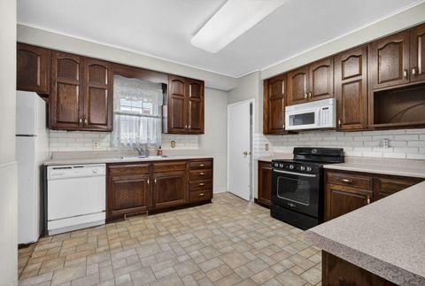 Tiny photo for 908 Grand Court, Davenport, IA 52803 (MLS # 12575933)