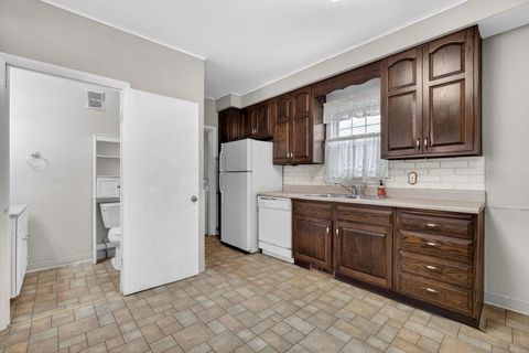 Tiny photo for 908 Grand Court, Davenport, IA 52803 (MLS # 12575933)