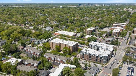 Tiny photo for 1127 Gilbert Avenue #1127, Downers Grove, IL 60515 (MLS # 12638488)