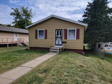 Tiny photo for 1606 Indiana Street, Bloomington, IL 61701 (MLS # 12471052)