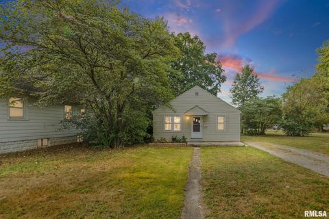 Tiny photo for 721 W WHITTAKER Street, Salem, IL 62881 (MLS # EB459857)