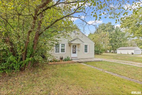 Photo of 721 W WHITTAKER Street, Salem, IL 62881 (MLS # EB459857)