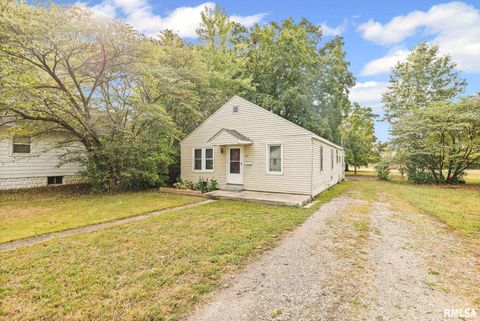 Tiny photo for 721 W WHITTAKER Street, Salem, IL 62881 (MLS # EB459857)