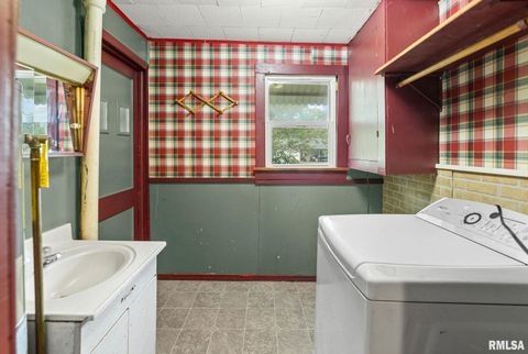 Tiny photo for 721 W WHITTAKER Street, Salem, IL 62881 (MLS # EB459857)