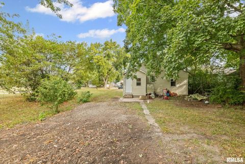 Tiny photo for 721 W WHITTAKER Street, Salem, IL 62881 (MLS # EB459857)