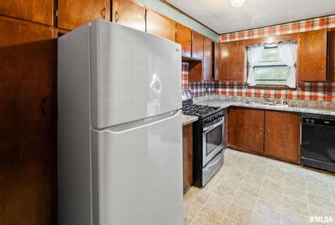 Tiny photo for 721 W WHITTAKER Street, Salem, IL 62881 (MLS # EB459857)